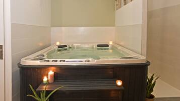 Jetted bathtub