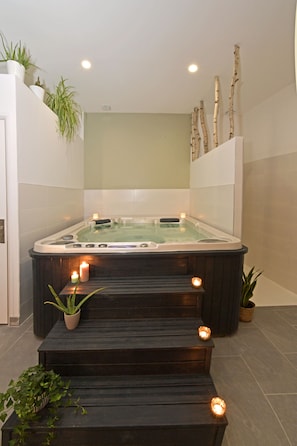 Jetted bathtub