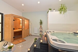 Sauna, hot tub, 1 treatment room