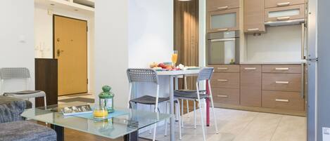 Comfort Apartment | Private kitchenette | Oven, stovetop, dishwasher, electric kettle