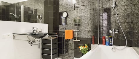 Apartamento conforto | Banheiro | Chuveiro, produtos de toalete grátis, secador de cabelo