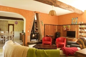 TV, fireplace, stereo