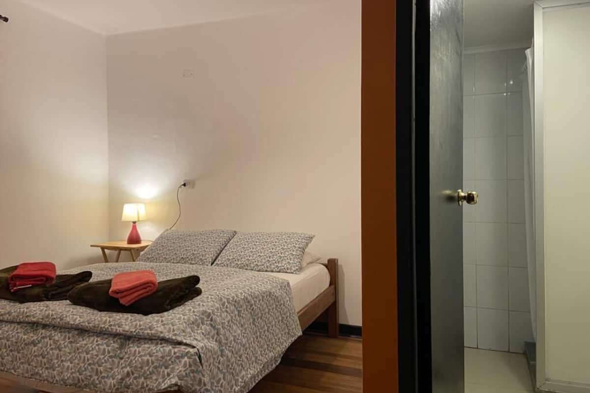Habitación doble | 1 habitación, tabla de planchar con plancha, wifi gratis y ropa de cama