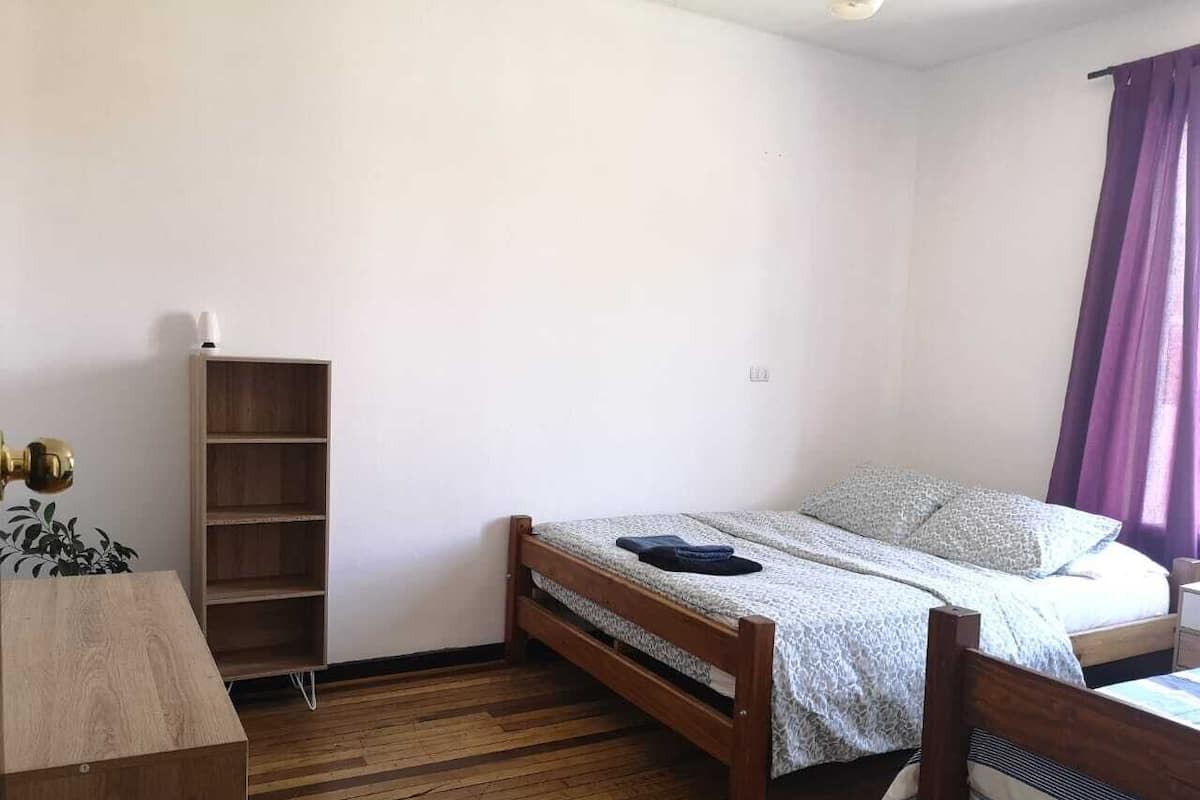 Habitación Deluxe | 1 habitación, tabla de planchar con plancha, wifi gratis y ropa de cama