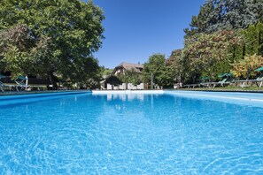 屋内プール、季節限定屋外プール、営業時間 7:00 ～ 22:30、サンラウンジャー