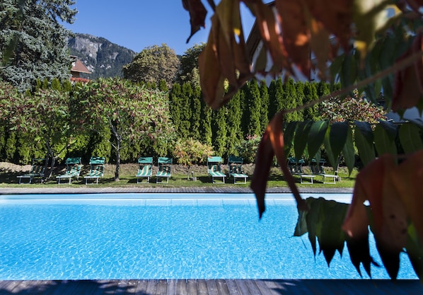 Piscina interna, piscina externa sazonal, espreguiçadeiras
