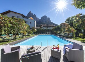 Indoor pool, seasonal outdoor pool, open 7 AM to 10:30 PM, sun loungers - Activehotel Diana (Castelrotto)