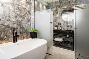Suite Junior | Salle de bain | Articles de toilette gratuits, sèche-cheveux, chaussons