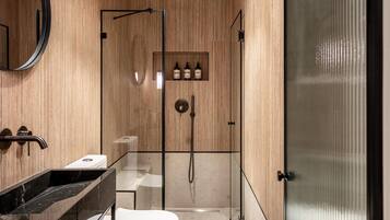 Deluxe-Suite | Badezimmer | Kostenlose Toilettenartikel, Haartrockner, Handtücher