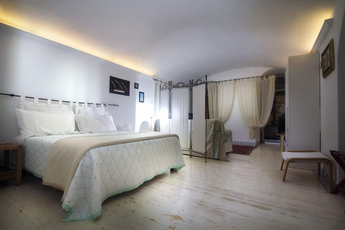Kamar Quadruple | Kedap suara dan seprai linen