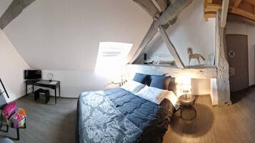 Lumière de l'étang | Blackout curtains, iron/ironing board, free WiFi, bed sheets