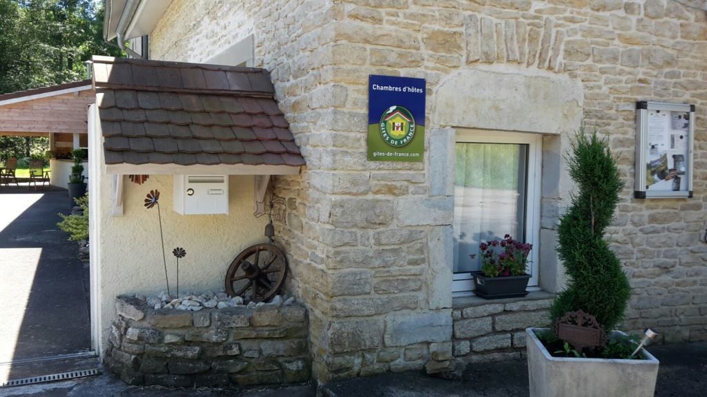 Un bâtiment en pierre avec une enseigne indiquant qu’il s’agit d’un hôtel.