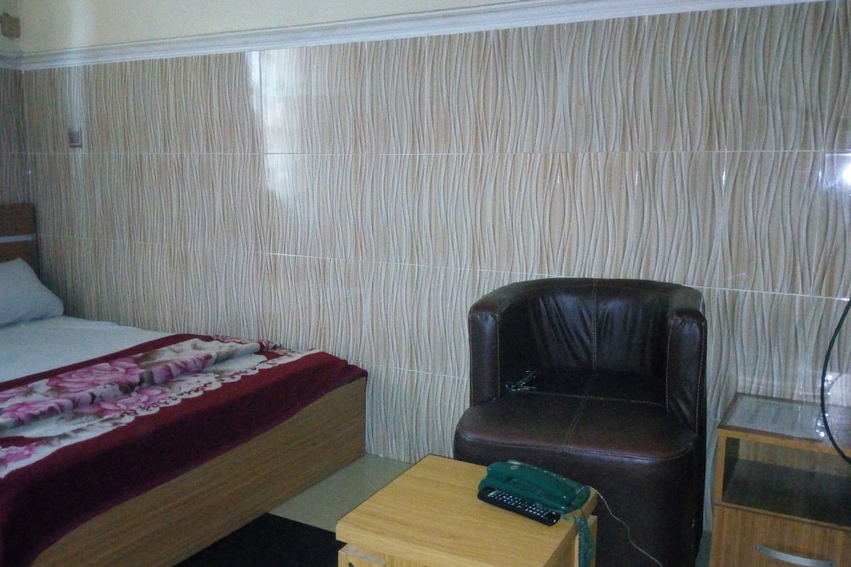 Caja de seguridad en la habitación, escritorio y ropa de cama