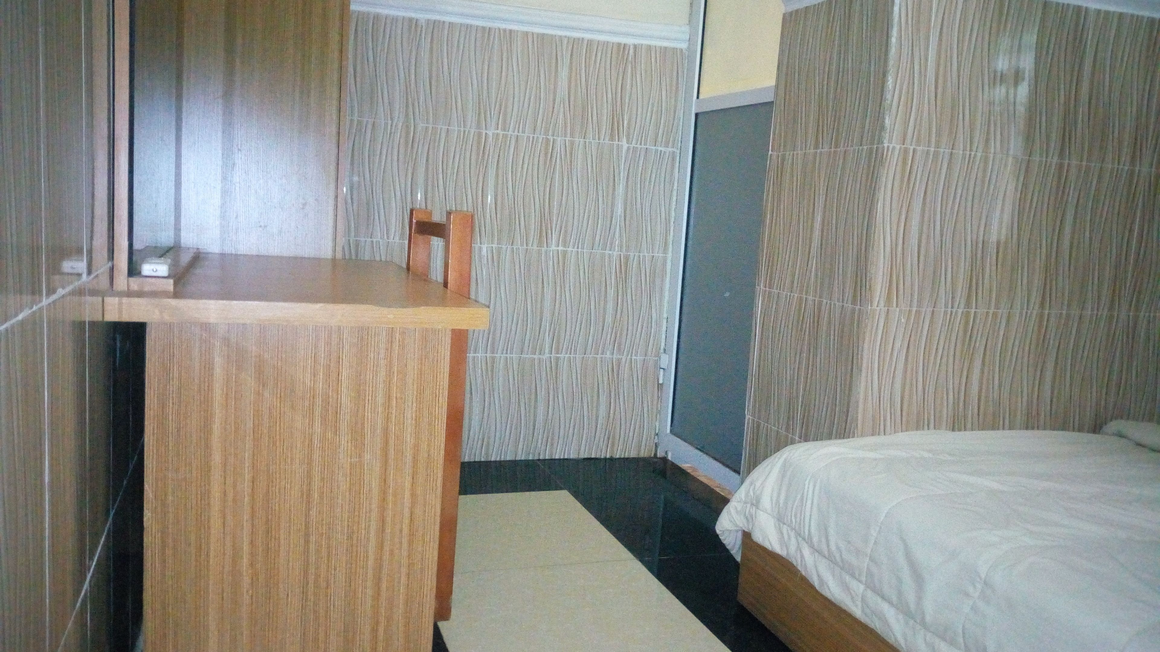Caja de seguridad en la habitación, escritorio y ropa de cama 