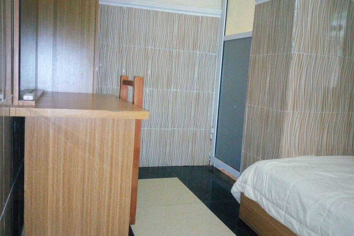 Caja de seguridad en la habitación, escritorio y ropa de cama