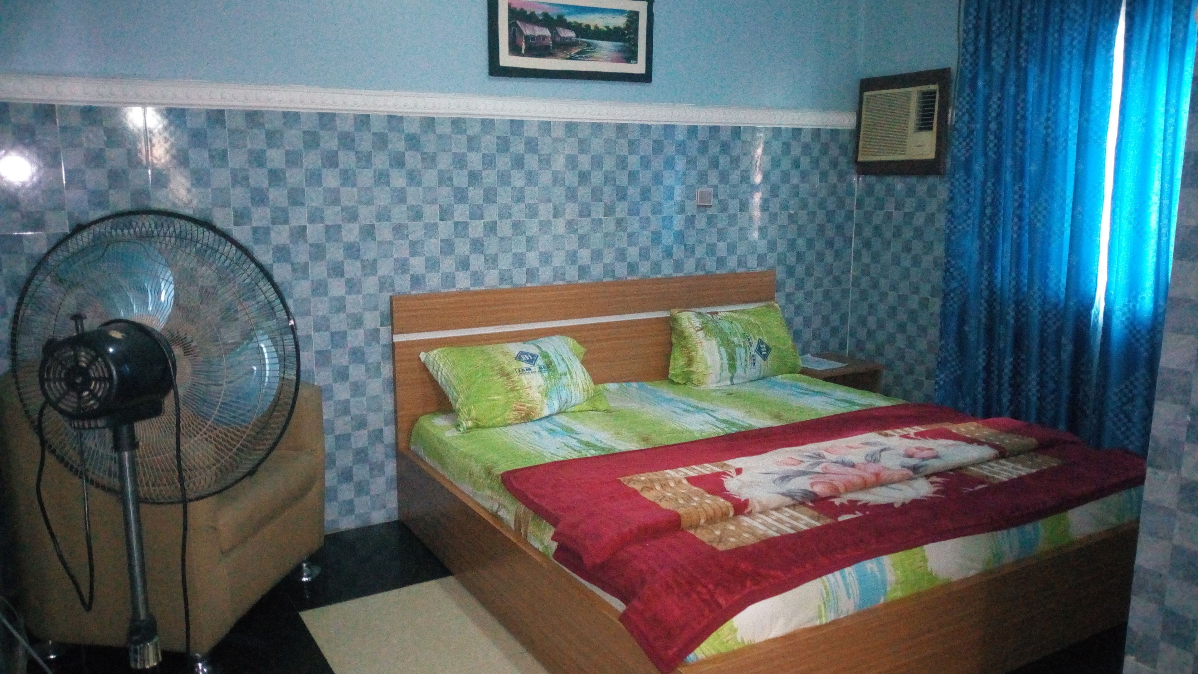 Caja de seguridad en la habitación, escritorio y ropa de cama 