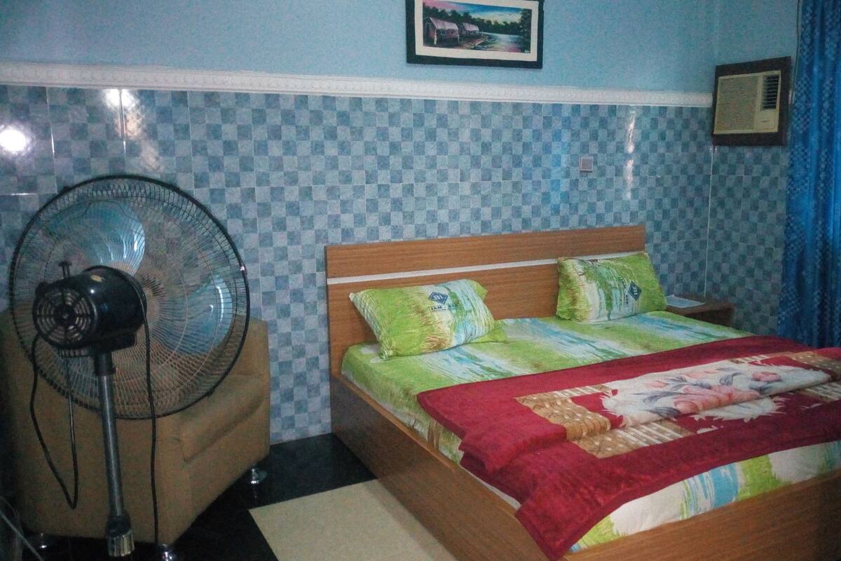 Caja de seguridad en la habitación, escritorio y ropa de cama