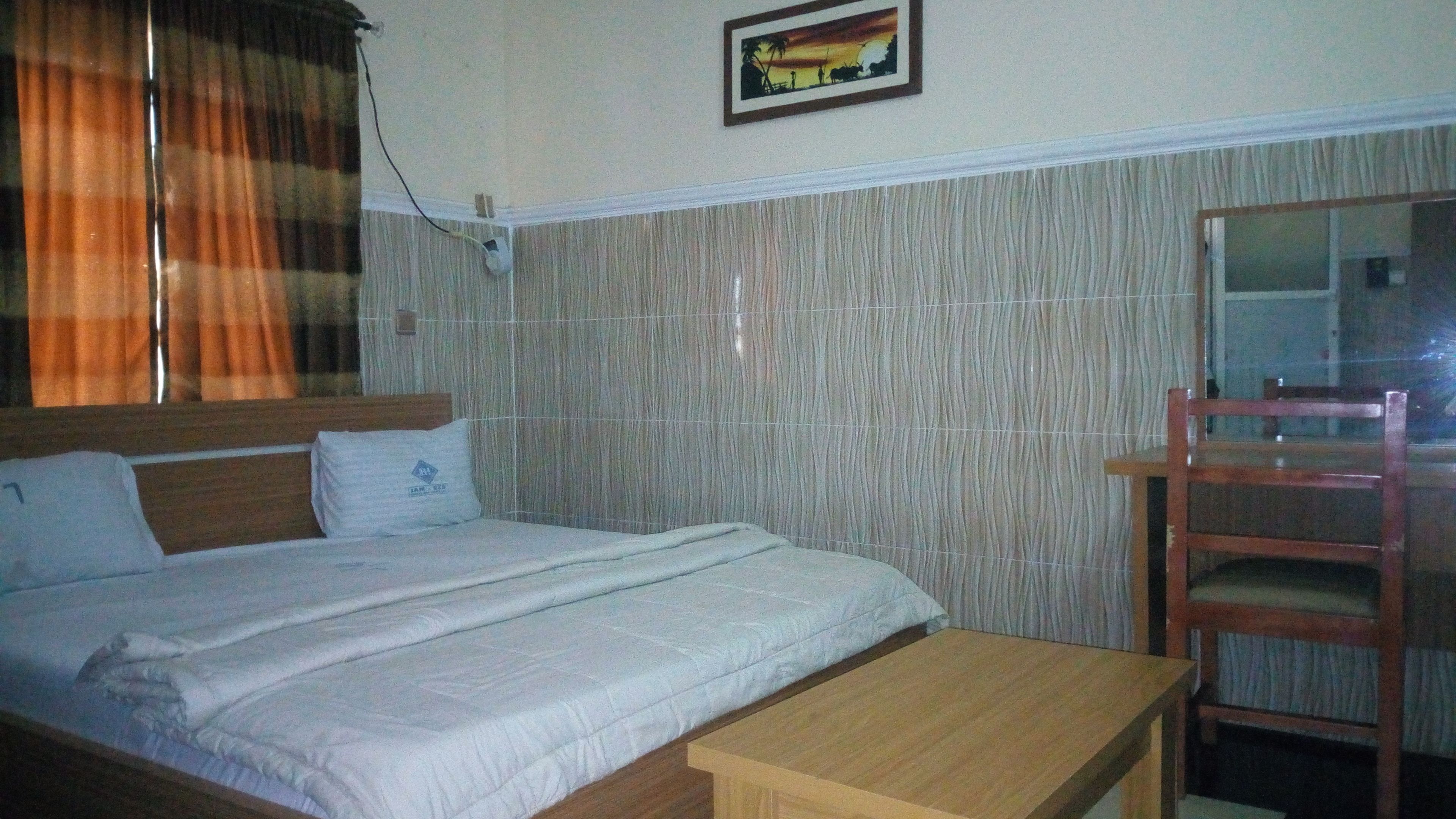 Caja de seguridad en la habitación, escritorio y ropa de cama 