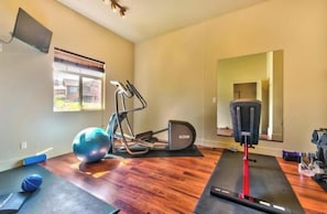 A room with a treadmill, exercise ball, and a stationary bike. - Unobstructed Lake View 10 min to Snowbasin, Sleeps 12 (Huntsville)