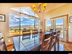 Dining - Unobstructed Lake View 10 min to Snowbasin, Sleeps 16 (Huntsville)