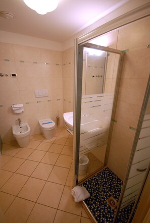 A bathroom with a bidet, toilet, and sink. - Ashanti Aparthotel (San Michele al Tagliamento)