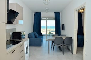 New Style Bilo Vista Mare | Cocina privada | Frigorífico grande, microondas, placa de cocina y utensilios de cocina