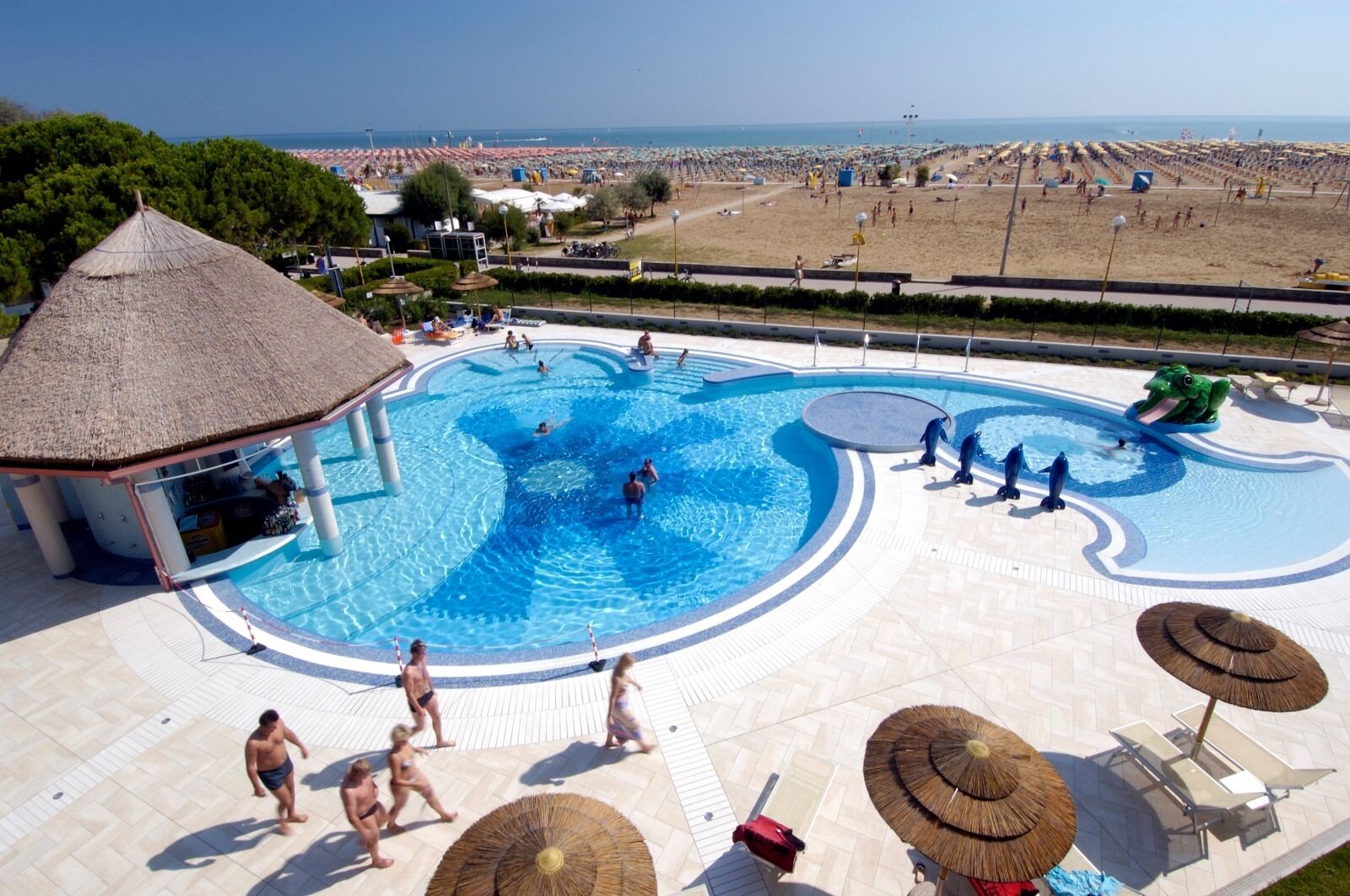 Piscine extérieure (ouverte en saison), parasols de plage
