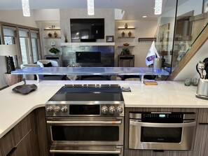 Jääkaappi, mikroaaltouuni, uuni, liesi