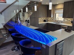 Jääkaappi, mikroaaltouuni, uuni, liesi