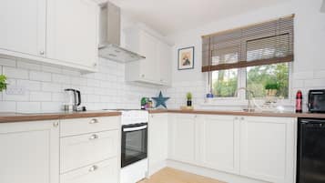 Småhus | Eget kjøkken | Kjøleskap, mikrobølgeovn, kokeplater og brødrister