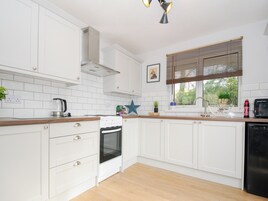 Cottage | Private kitchen | Fridge, microwave, stovetop, toaster