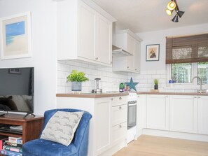 Cottage | Private kitchen | Fridge, microwave, stovetop, toaster - No. 1 The Heathers (Liskeard)