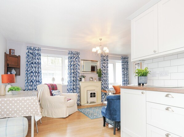 Cottage | Living area | TV, DVD player - No. 1 The Heathers (Liskeard)