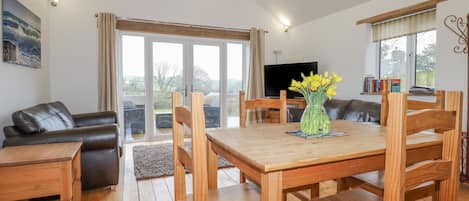 Cottage | Private kitchen | Fridge, microwave, stovetop, dishwasher