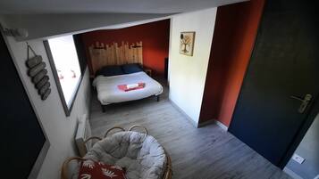 2 bedrooms, iron/ironing board, travel crib