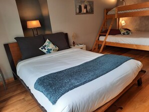 2 slaapkamers, een strijkplank/strijkijzer, reisbedje