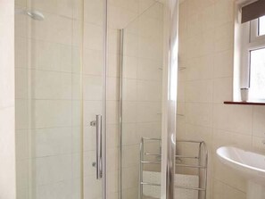 Cottage | Bathroom | Shower - Chy Lowenna (Liskeard)