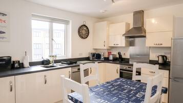 Cottage | Private kitchen | Microwave, stovetop, electric kettle, toaster