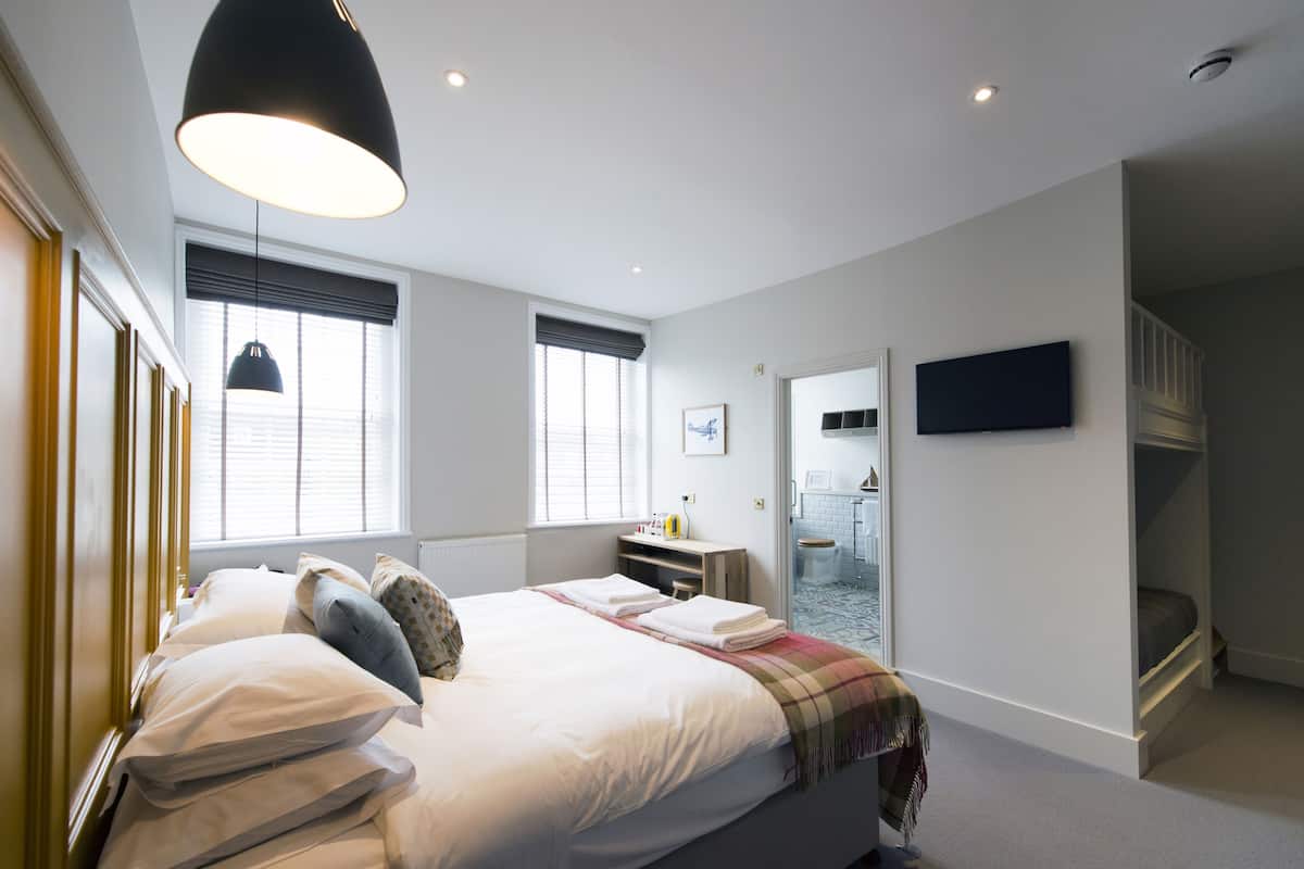 double room, multiple beds (2) | bathroom | shower, rainfall showerhead, hair dryer, towels