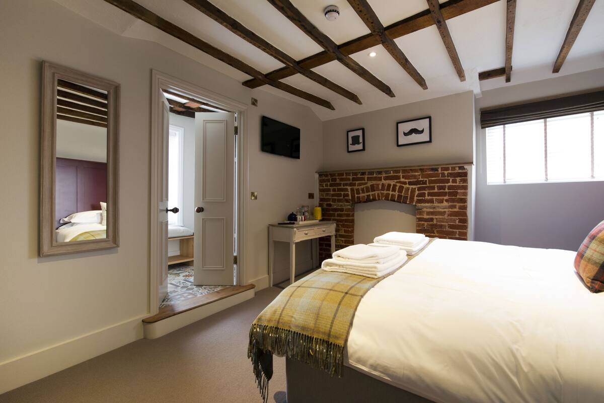 double room, 1 king bed (8) | premium bedding, iron/ironing board, free wifi