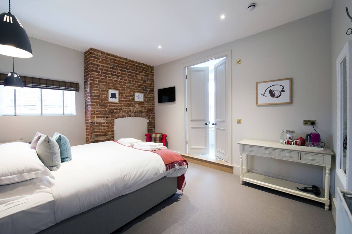 double room, 1 king bed (3) | premium bedding, iron/ironing board, free wifi