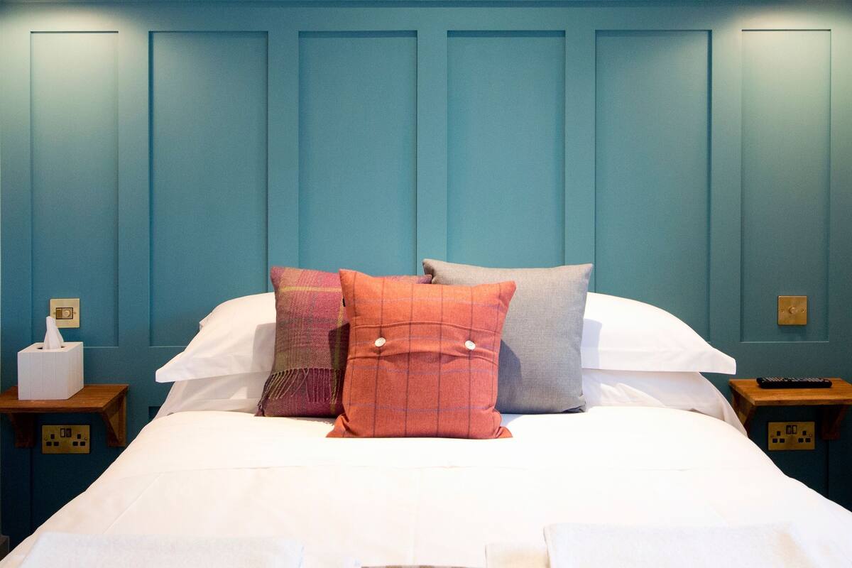Doppelzimmer, 1 Doppelbett (5) | Hochwertige Bettwaren, Bügeleisen/Bügelbrett, kostenloses WLAN