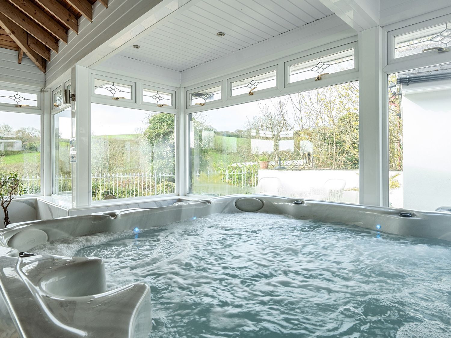 Cottage | Indoor spa tub