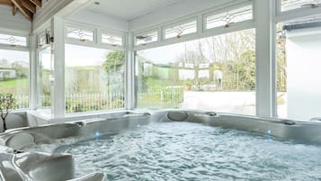 Cottage | Indoor spa tub