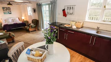 Casa de campo | Cocina privada | Refrigerador, parrilla de estufa, tetera eléctrica y tostadora