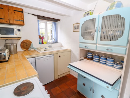 Cottage | Private kitchen | Fridge, microwave, stovetop, electric kettle