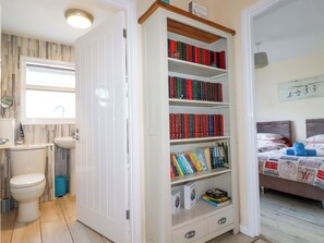 Cottage | Interior - Merlin's Retreat (Tintagel)