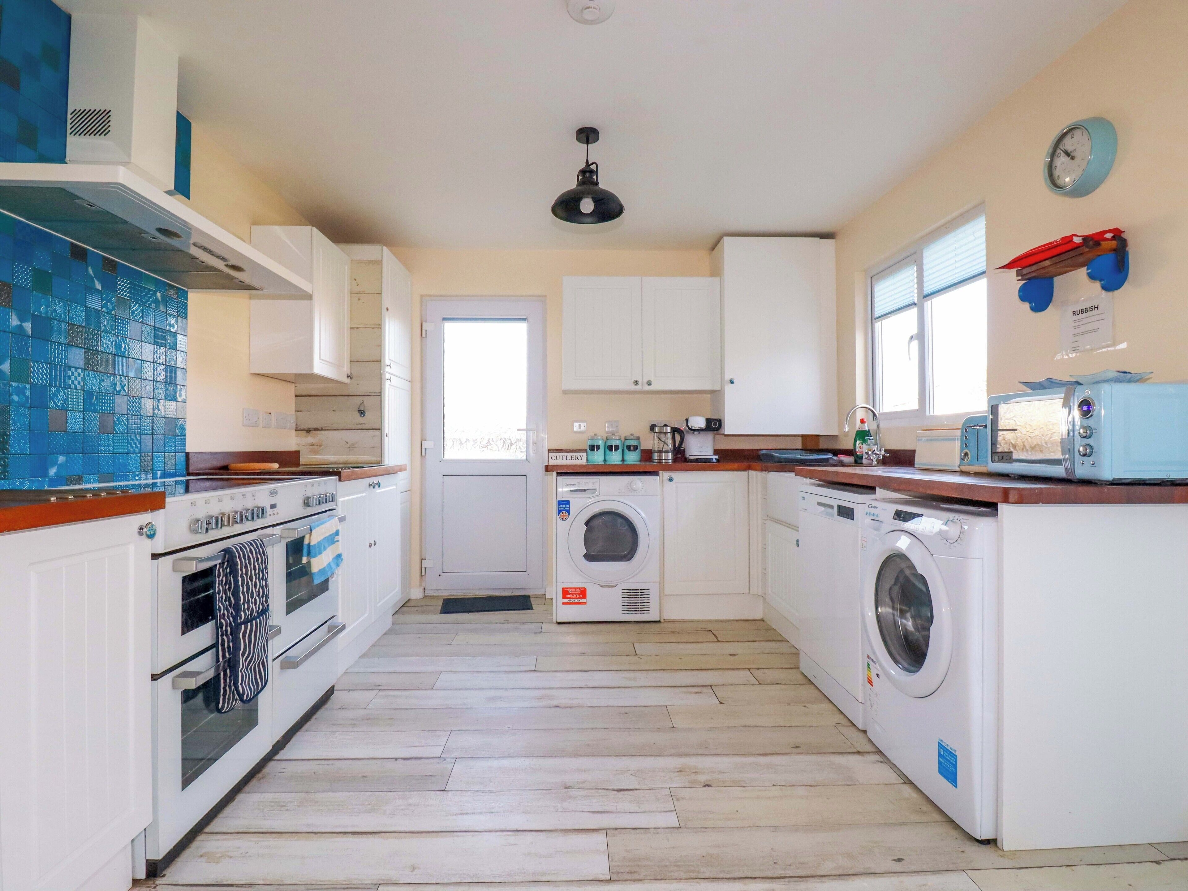 Cottage | Private kitchen | Microwave, stovetop, dishwasher, cookware/dishes/utensils