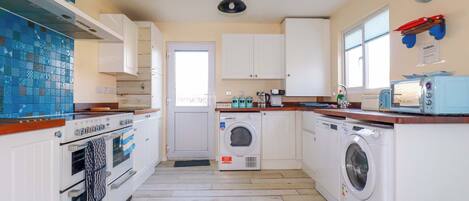 Cottage | Private kitchen | Microwave, stovetop, dishwasher, cookware/dishes/utensils