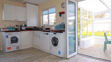 Cottage | Private kitchen | Microwave, stovetop, dishwasher, cookware/dishes/utensils